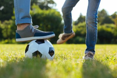 Babasıyla birlikte oynayan samimi iddialı çocuk