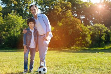 İyimser parlak aile birlikte sportif bir sonu