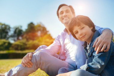 Parkta oturan tutkulu canlı adam