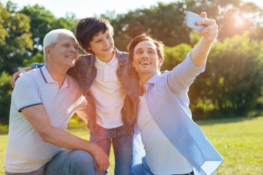 Şirin canlı aile birlikte fotoğraf çekimi