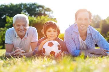 Dinamik büyüleyici aile iyi bir oyun sonra dinlenme