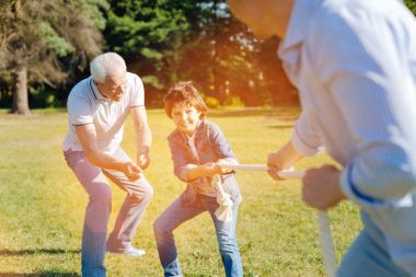 Kabul edilen hevesli ipi çekiştirmeye erkekler eğlence