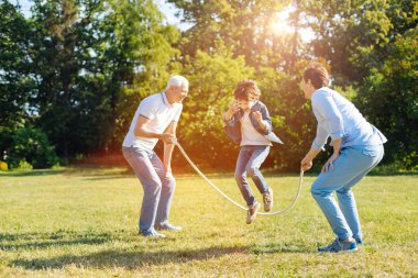 Karizmatik yaratıcı çocuk üzerinde ip atlama