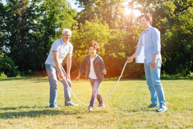 Esprili güzel erkekler için atlama ipi kullanarak