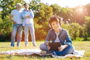 Onun tableti kullanarak akıllı parlak çocuk