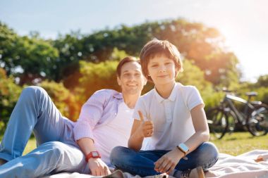 Çimenlerin üzerinde dinlenme rahat iyimser çocuklar