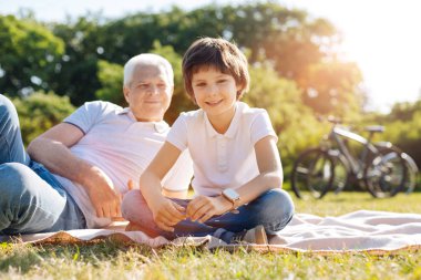 Özenli güzel çocuk büyükbabasıyla dinlenme