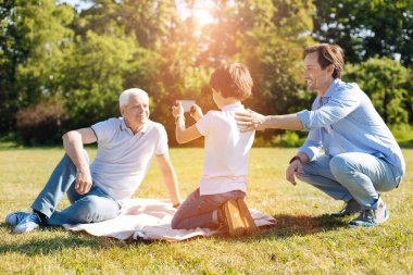 Çok güzel karizmatik beyefendi torunu için poz