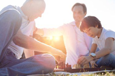 Zeki bir çocuk ve onun büyükbaba veya büyükanne bir fikri oyun keyfi