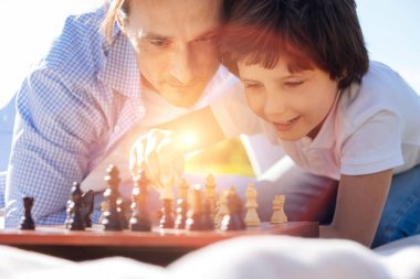 Gururlu samimi adam oğlu oynarken izlemek