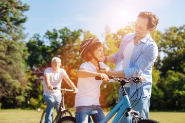 Güzel baba oğlu bir kask koyarak Bakımı
