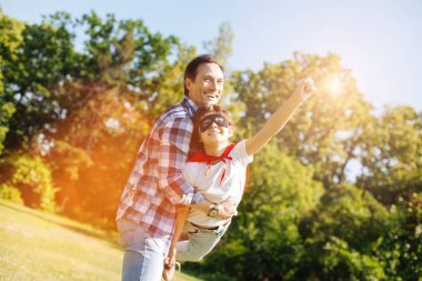 Onun çocuğuna oynarken takdire değer harika baba