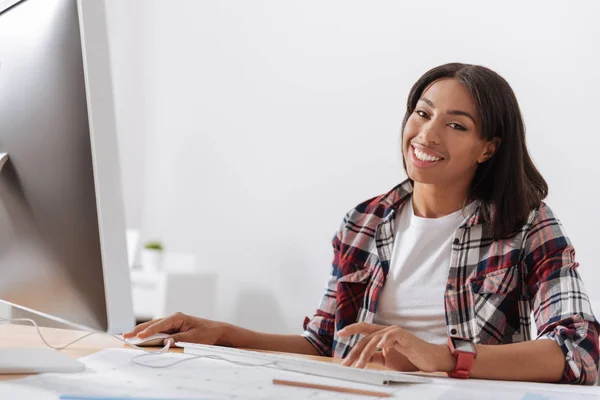 Pozitív boldog nő ül a számítógép előtt — Stock Fotó