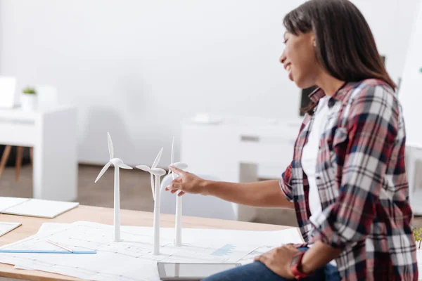 Ingénieur intelligent positif regardant les modèles de moulin à vent — Photo