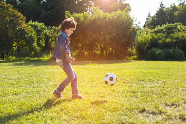 Levendig betrokken jongen uitgevoerd in het park — Stockfoto