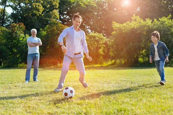 Gelukkig dynamische jongen en zijn papa wordt echte jongens — Stockfoto