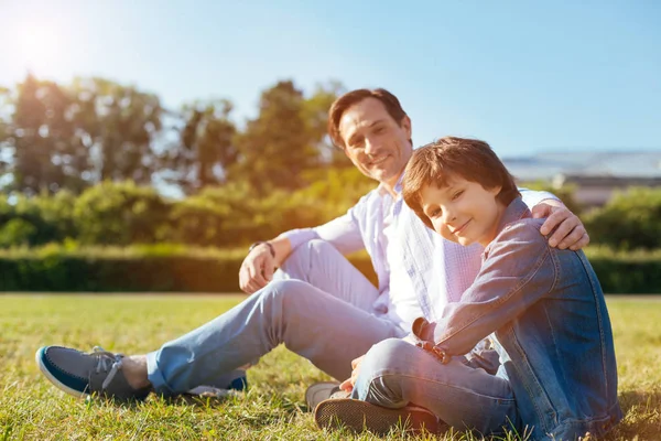 Livliga positiva barn tillbringa dagen med hans överordnade — Stockfoto