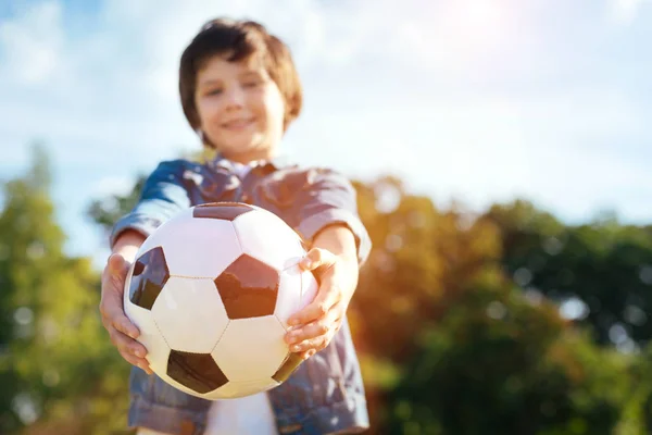 Motivado criança brilhante segurando uma bola — Fotografia de Stock