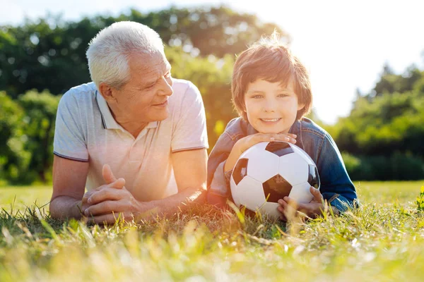 Glücklicher älterer Mann bewundert seinen Enkel — Stockfoto