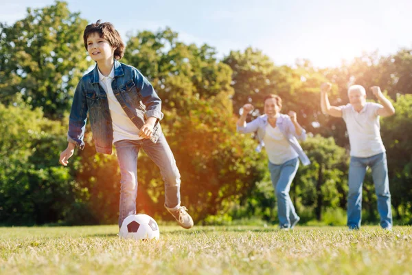 Ondersteunende leuk gezin aanmoedigen van het jonge geitje vooruit — Stockfoto