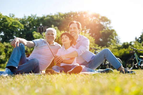 Lebhafte positive Familie macht ein Selfie — Stockfoto