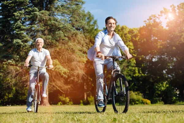 Fantasievoller netter Sohn nimmt seinen Vater mit auf eine Fahrt — Stockfoto