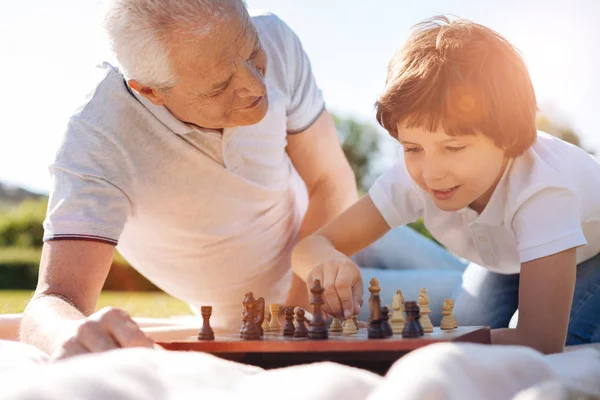 Charmante intelligent règles d'apprentissage de l'enfant du jeu — Photo