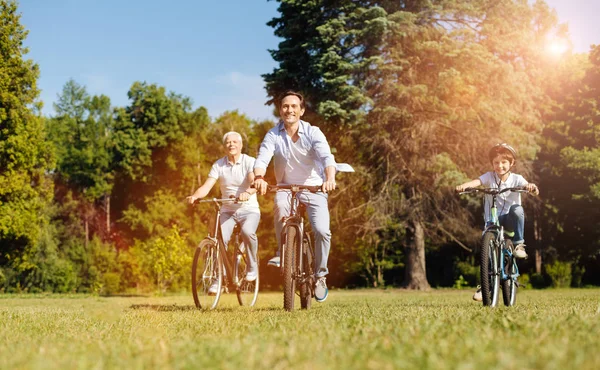 Oprechte schattig familie hebben een beetje concurrentie — Stockfoto