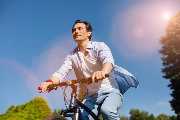 Jonge dromerige gentleman gevoel van de wind — Stockfoto