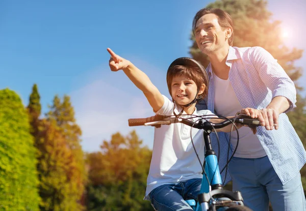 Uppmärksamme emotionella barnet pekar på något spännande — Stockfoto