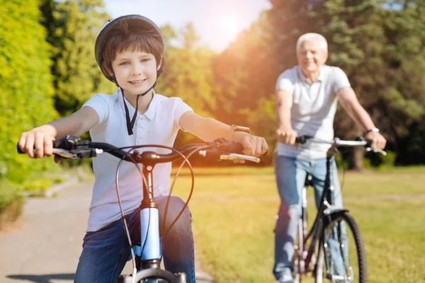 Fiatal lelkes fiú lovaglás kerékpárok a nagyszülő — Stock Fotó
