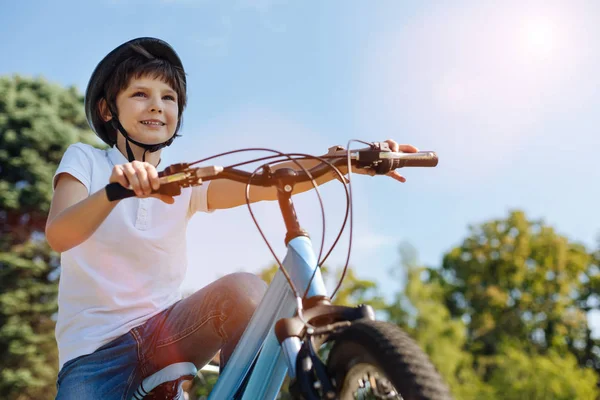 Energetische oprecht kind liefdevol extreme sporten — Stockfoto