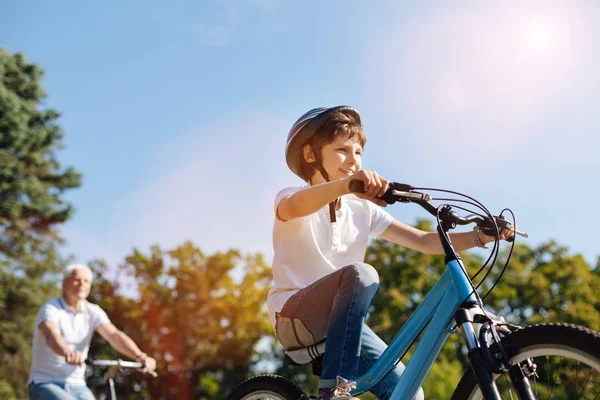 Enthousiaste toegewijde kind leren hoe te rijden een fiets — Stockfoto