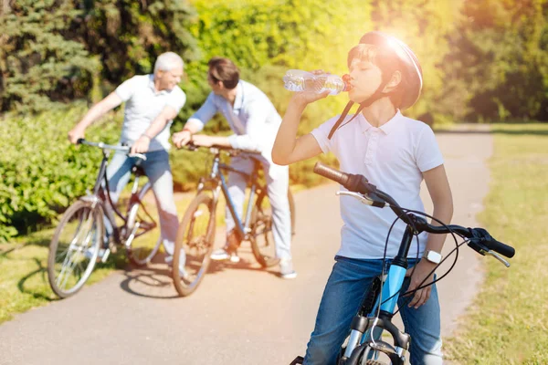 Müdes aktives Kind trinkt Wasser — Stockfoto