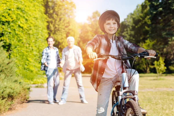 Upphetsad uppriktiga barnet att ta sin första resa — Stockfoto