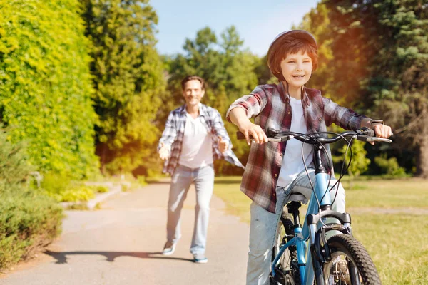 Echte gerichte kind een fiets rijden voor de eerste keer — Stockfoto