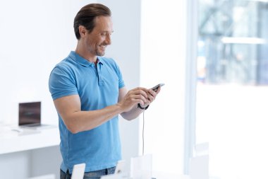 Cep telefonu dükkanında çalışıyor yakışıklı yetişkin shopper