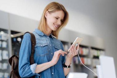 Şablon cep telefonu kullanırken gülen kadın