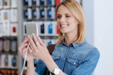 Çok gülümseyen kadın sergilenen bu şablonu cep telefonu test