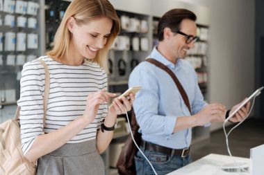 Elektronik ışık saçan müşteriler görüntü depolamak