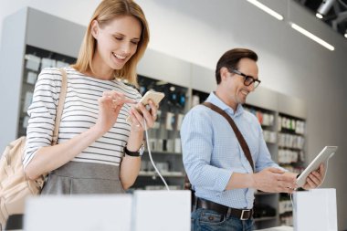 Parlak alışveriş elektronik mağazasından farklı becerikli alet çalışıyor