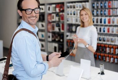 Smartphone için alışveriş işadamı tarih seçici odak