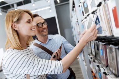 Neşeli alışveriş aldığın için cep telefonu kapağı