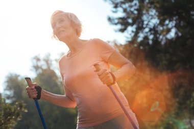 Açık havada olmaktan keyif neşeli pozitif kadın