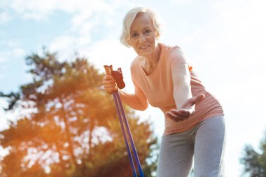 Aradığınız neşeli kadın kıdemli