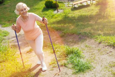 Pozitif neşeli kadın Hiking