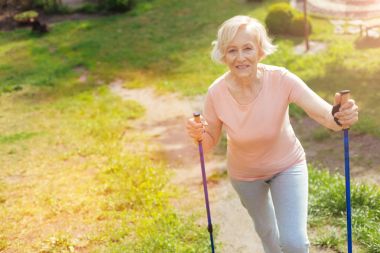 Onun yürüyüş zevk memnun yaşlı kadın