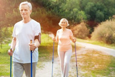 Mutlu yakışıklı Nordic walking pratik