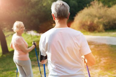 Yakışıklı adam karısına baktığı yapılı