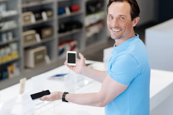 Homem alegre pegando novo smartphone — Fotografia de Stock